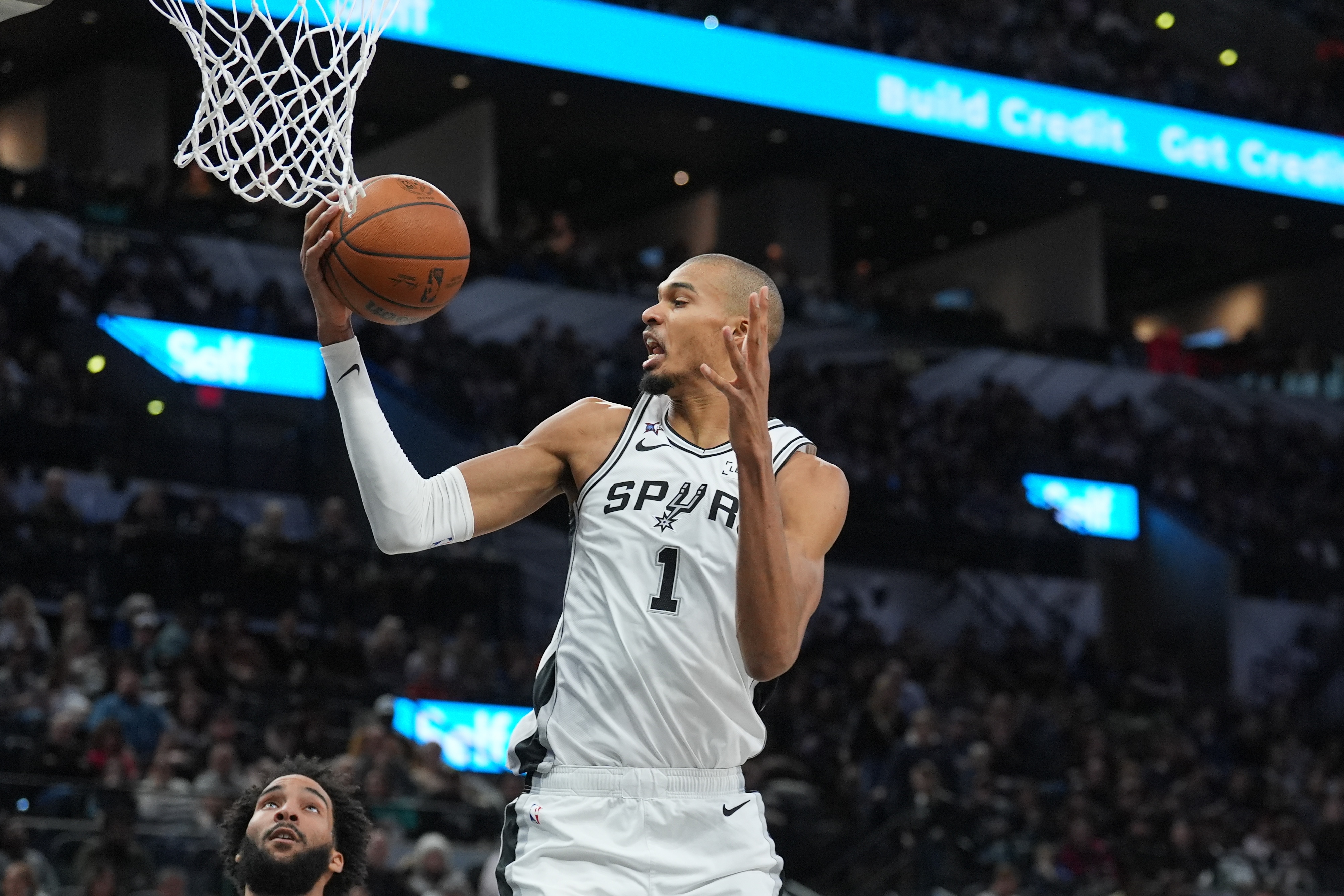 华体会网页版-最后时刻铁血补扣！文班三分7投全失&amp;下半场10连铁 仅14分10板0帽